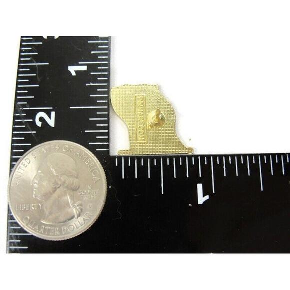 Patriotic Waving Flag Lapel Pin Vintage Stars and Stripes Red White Blue - Picture 6 of 8